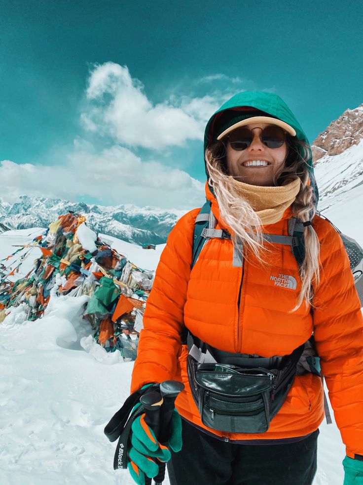 Femme randonnée quebec montagne hiver assurance vie